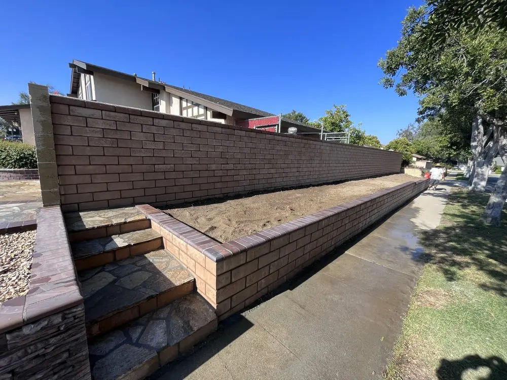 Structural block retaining wall